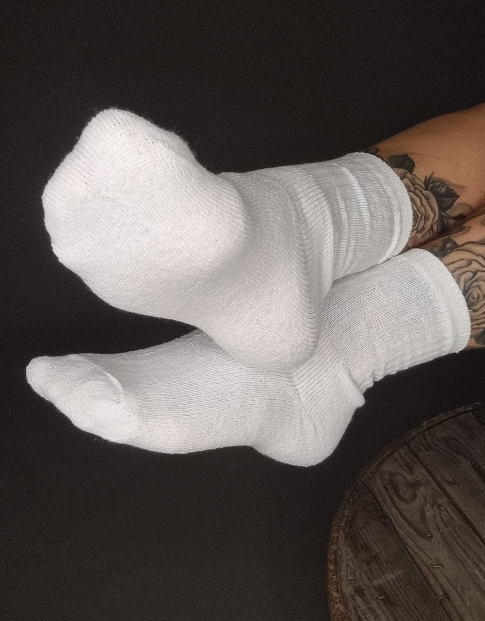 Chany Tattoos Füße, sie trägt weiße Socken