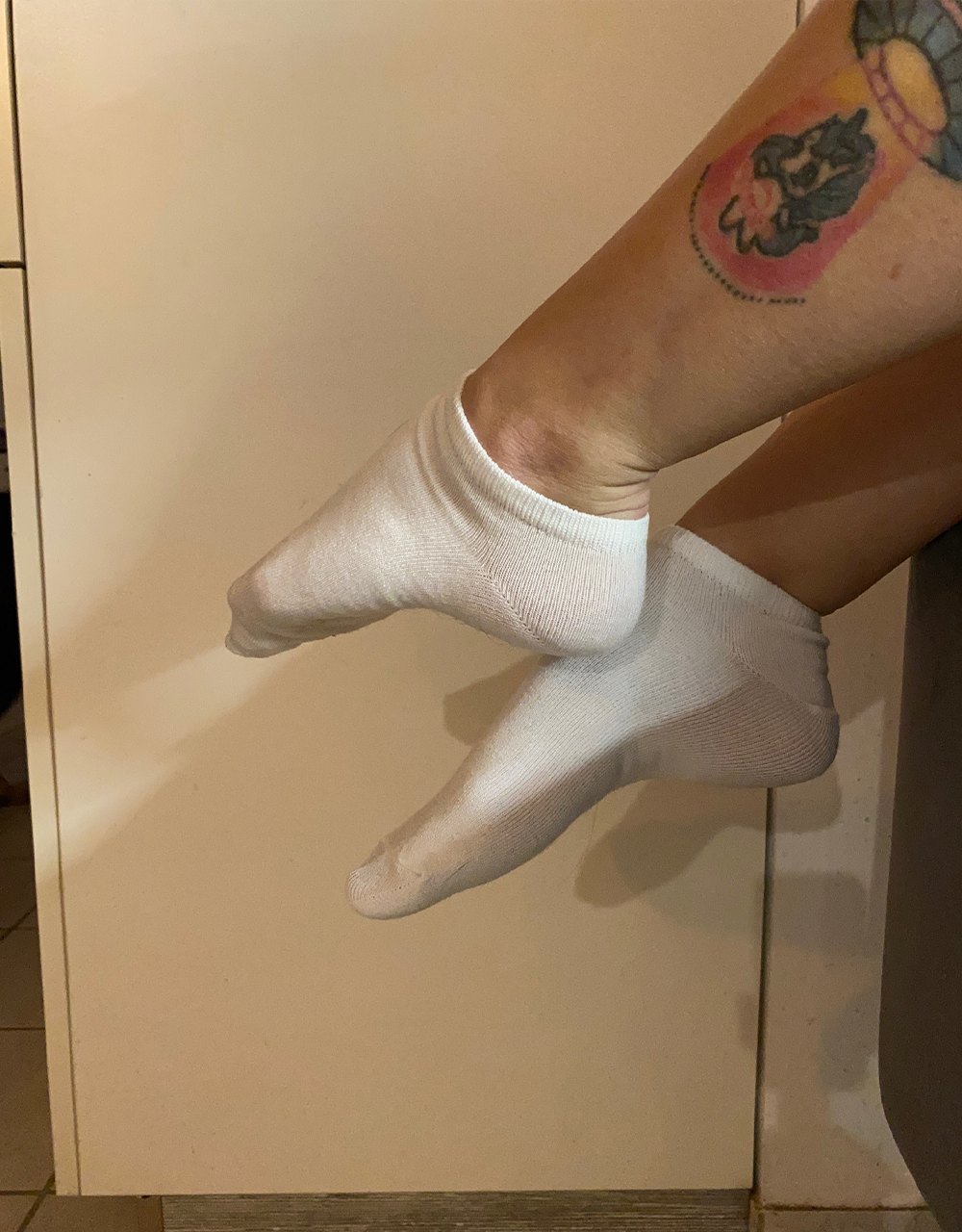 Emma M zeigt ihre weißen Socken