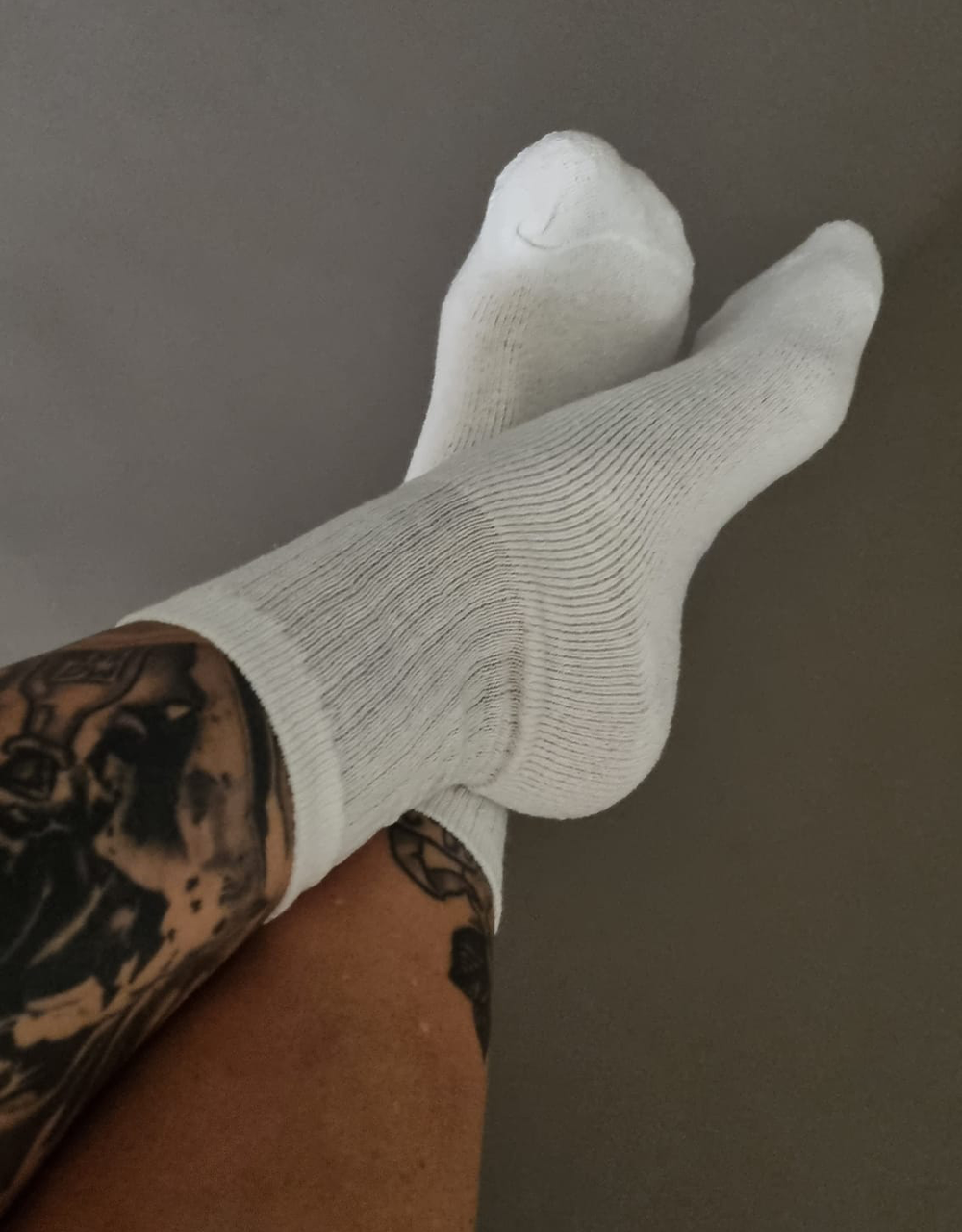 Chany Tattoos Füße, sie trägt weiße Socken